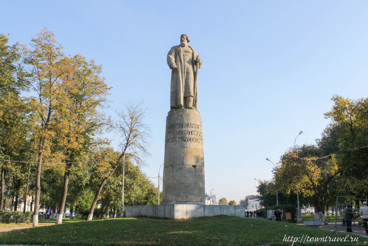 Памятники костромы. Памятник Сусанину Кострома. Памятник Ивану Сусанину на Сусанинской площади. Памятник Ивана Сусанина в Костроме. Достопримечательности Костромы памятник Ивану Сусанину.